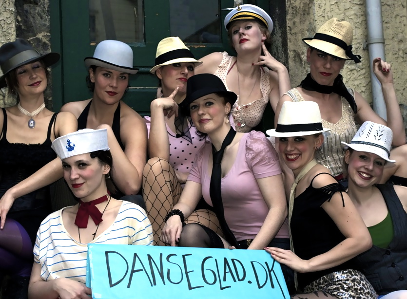 Danseglad showgirls
